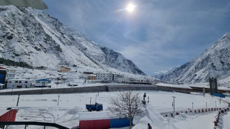 बर्फ की सफेद चादर में लिपटे बद्री विशाल