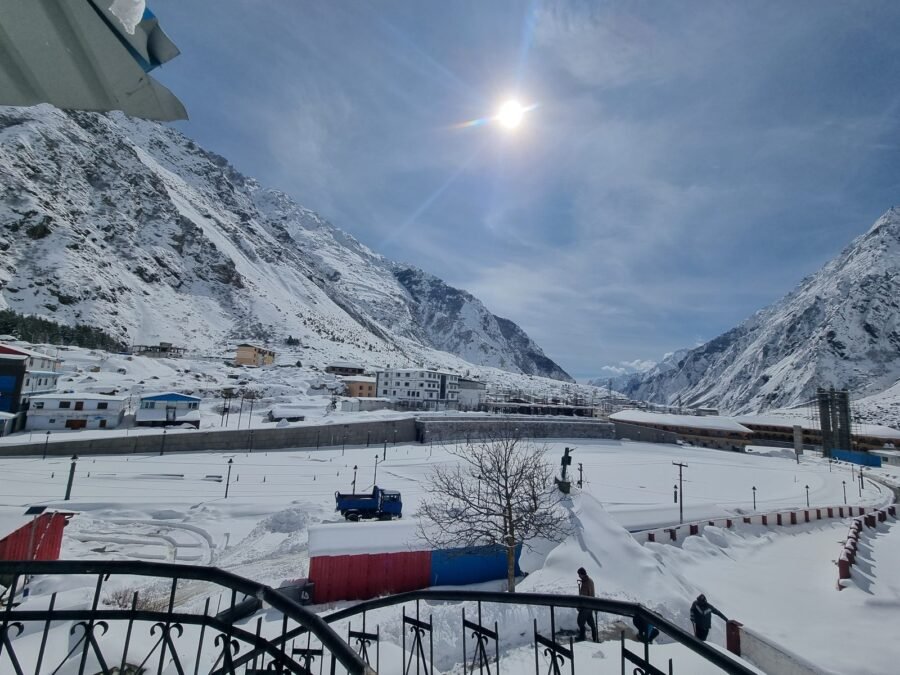 बर्फ की सफेद चादर में लिपटे बद्री विशाल