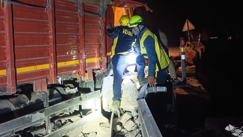 तोताघाटी में भूस्खलन की चपेट में आया ट्रक