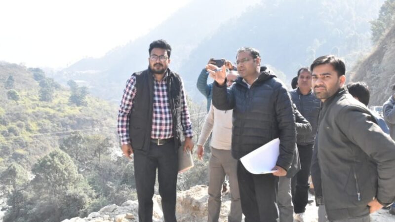 सरकारी गाड़ियां छोड़ बस में सवार होकर व्यवस्थाएं परखने निकले चमोली के DM और SP