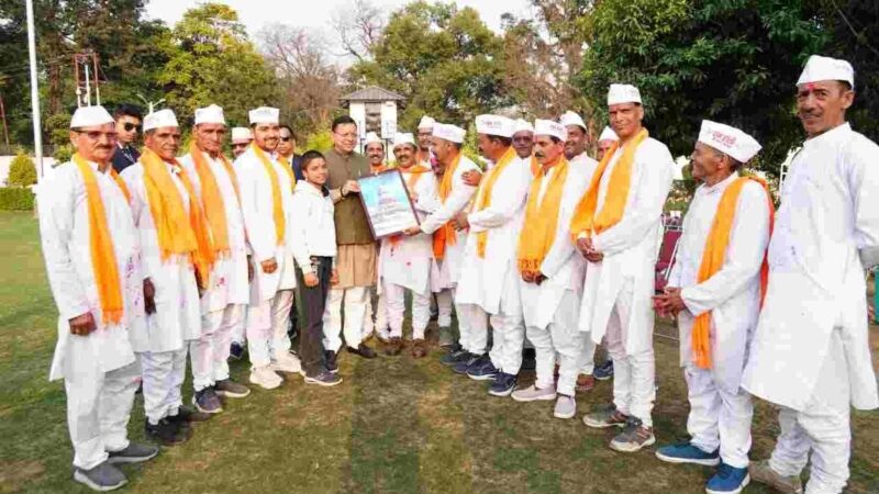 मुख्यमंत्री पुष्कर सिंह धामी को मुख्यमंत्री आवास में चम्पावत से आए होल्यारों ने दी होली की शुभकामनाएं