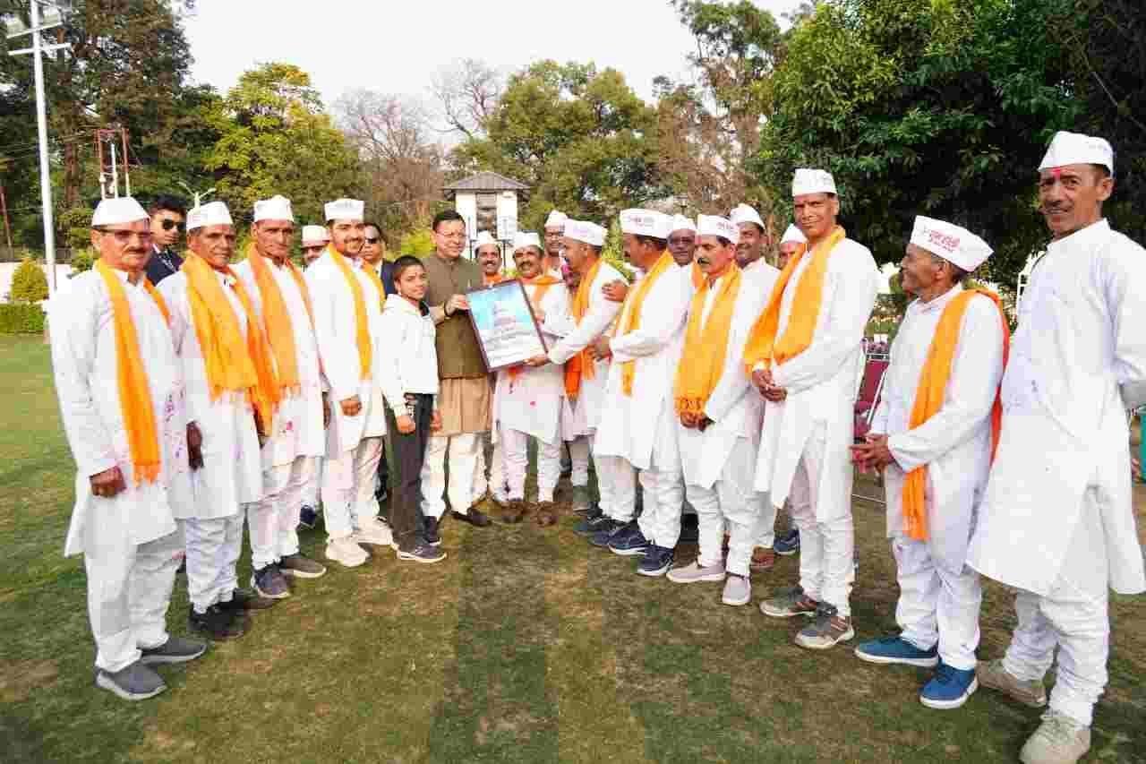 मुख्यमंत्री पुष्कर सिंह धामी को मुख्यमंत्री आवास में चम्पावत से आए होल्यारों ने दी होली की शुभकामनाएं