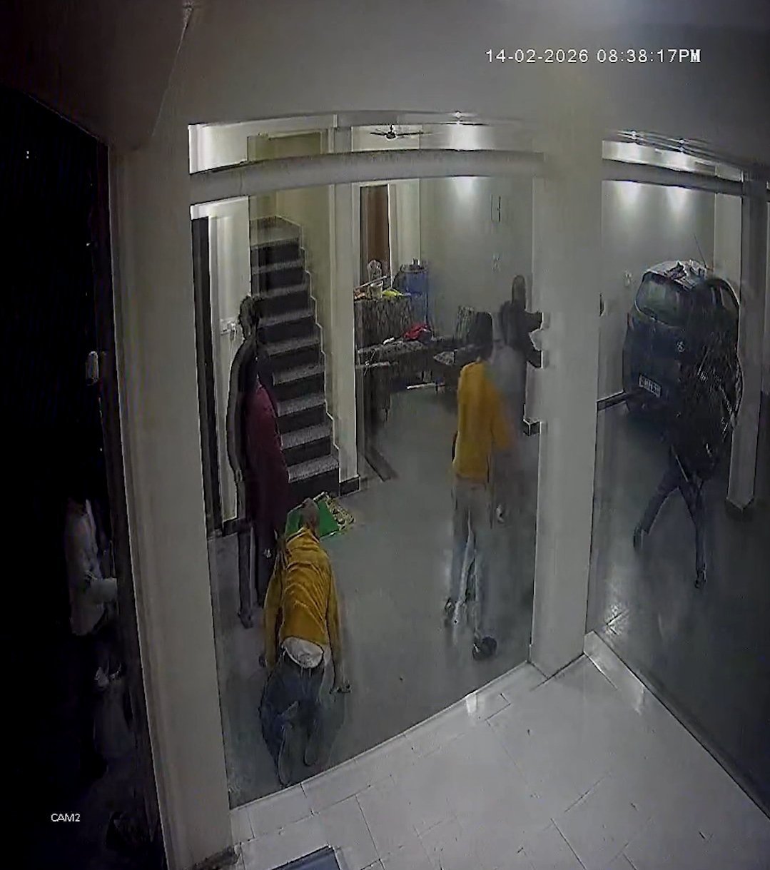 देहरादून में बेखौफ बदमाश : स्कूटी हटाने पर घर में घुसकर हमला, एक की टांग टूटी, तोड़फोड़