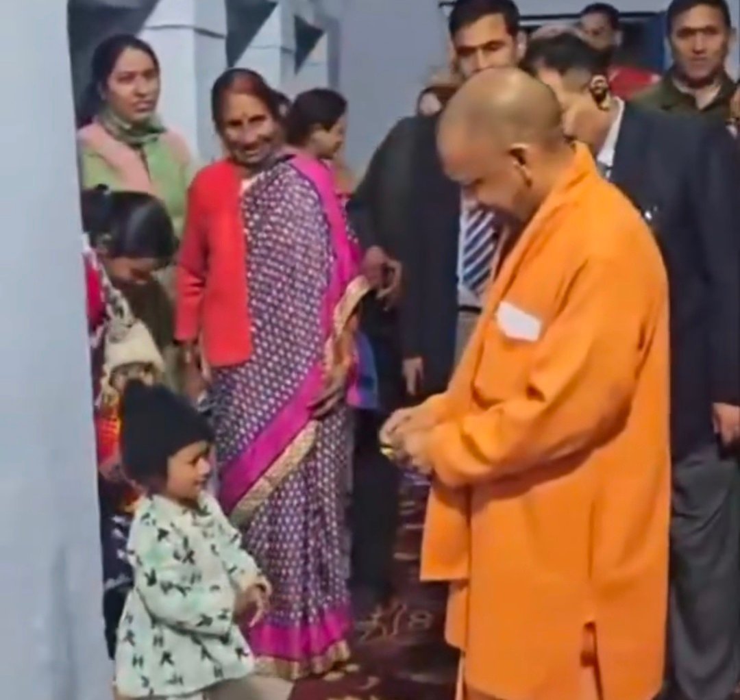पैतृक गांव पंचूर पहुंचे CM योगी आदित्यनाथ, ग्रामीणों से मिले, बच्चों बांटी ट्रॉफी और चॉकलेट