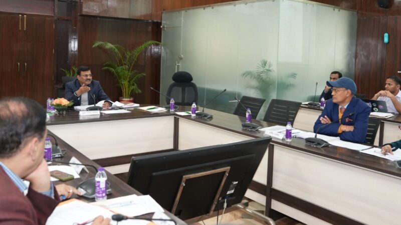 कानून व्यवस्था बिगाड़ने वालों पर सख्त कार्रवाई के निर्देश – मुख्य सचिव