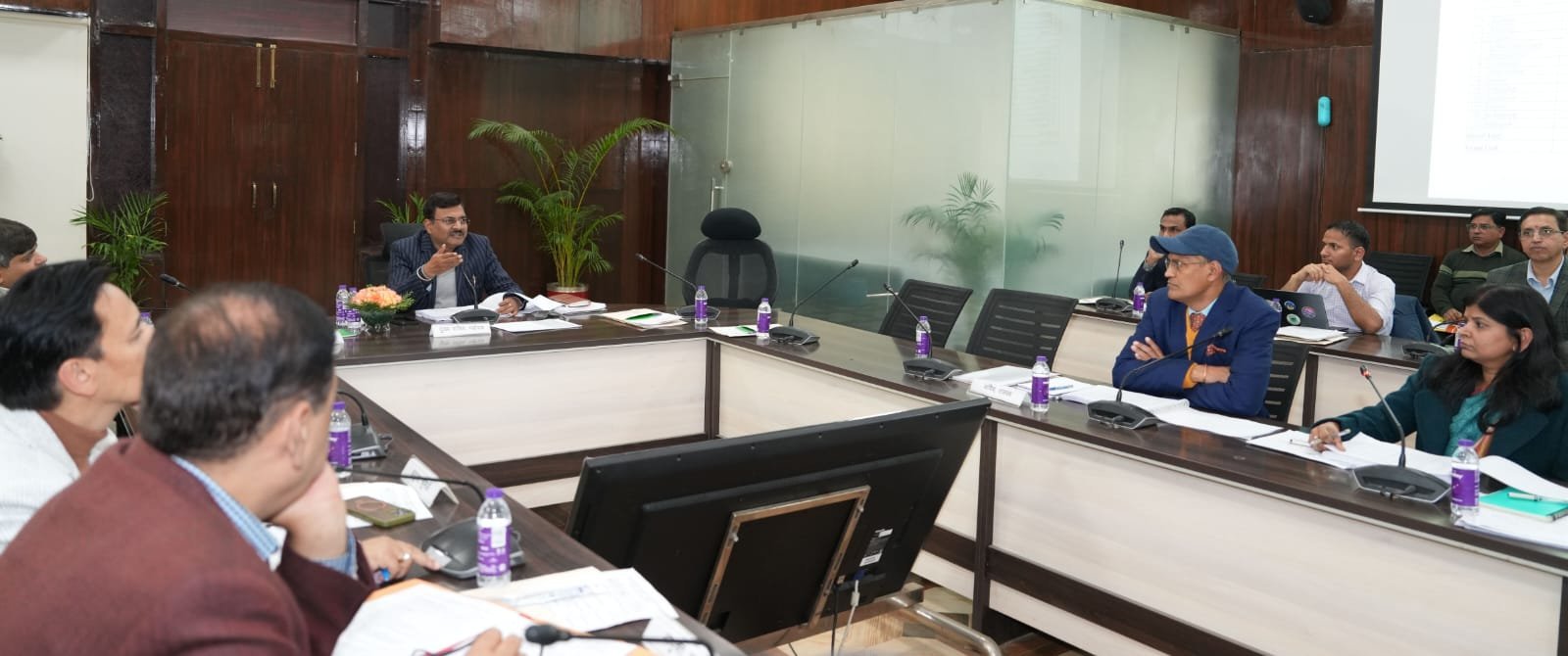 कानून व्यवस्था बिगाड़ने वालों पर सख्त कार्रवाई के निर्देश – मुख्य सचिव