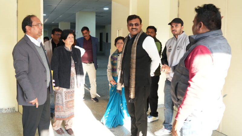 मुख्य सचिव ने हर्रावला स्थित नवनिर्मित मैटरनिटी एवं कैंसर अस्पताल का किया निरीक्षण