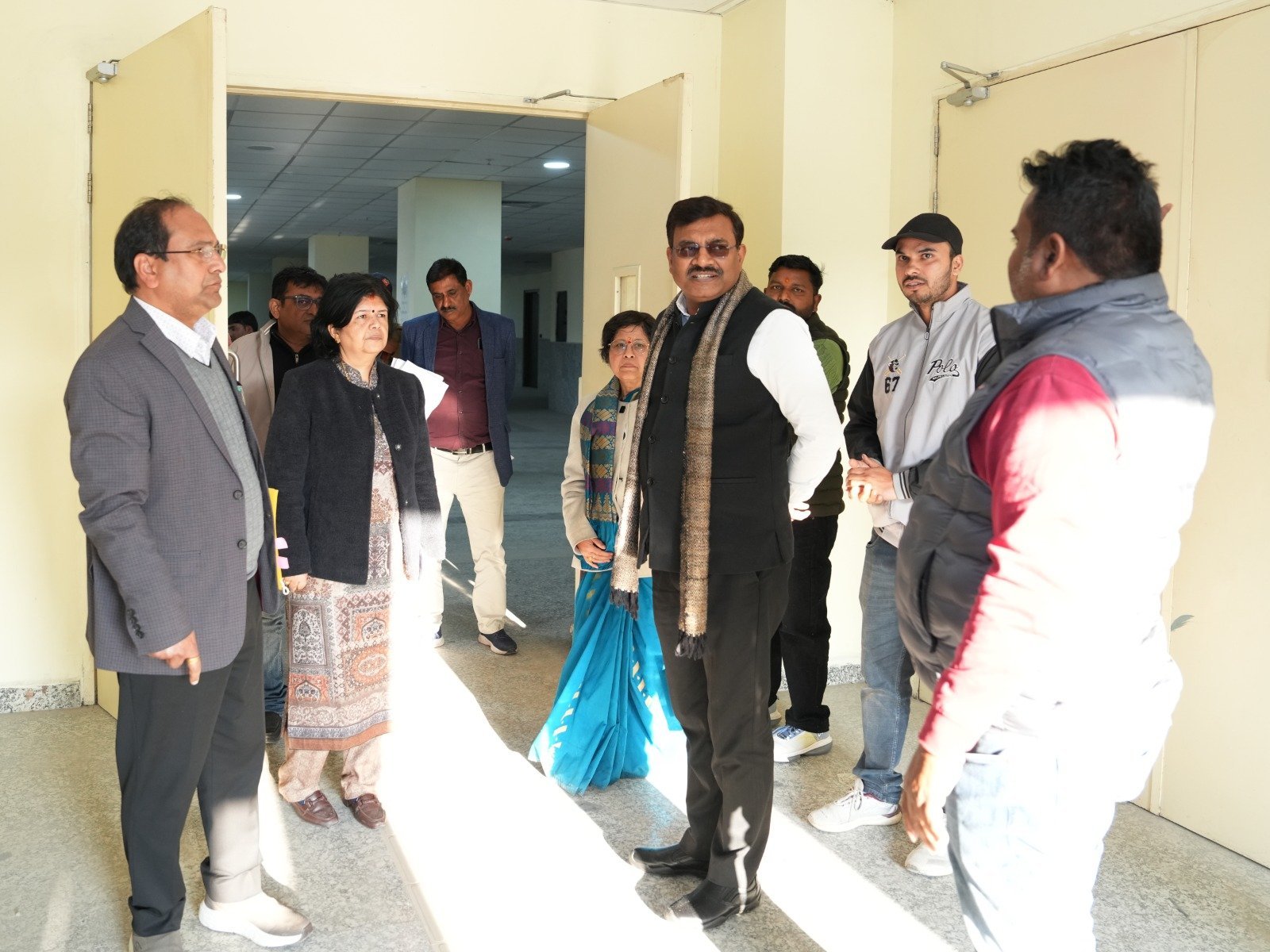 मुख्य सचिव ने हर्रावला स्थित नवनिर्मित मैटरनिटी एवं कैंसर अस्पताल का किया निरीक्षण