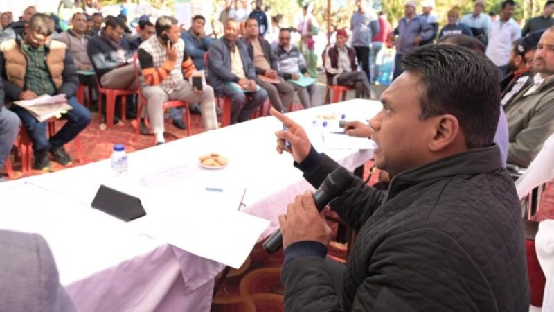 सचिव डॉ. आर राजेश कुमार की अध्यक्षता में कमेड़ा में “जन-जन की सरकार, जन-जन के द्वार” के तहत बहुउद्देशीय शिविर आयोजित, अधिकांश शिकायतों का मौके पर ही निस्तारण, ग्रामीणों को एक ही स्थान पर मिली योजनाओं की जानकारी और लाभ