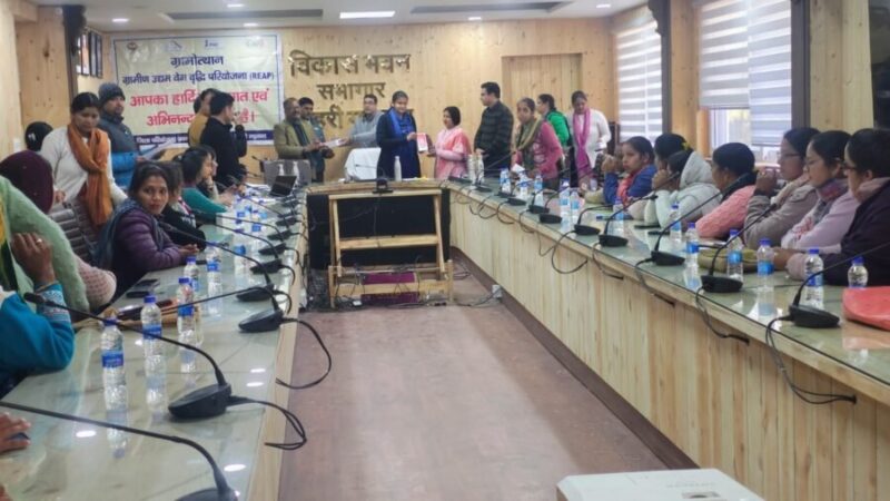 ग्रामोत्थान रीप परियोजना से पशु सखियाँ डिजिटल रूप से सशक्त, सीडीओ वरुणा अग्रवाल ने वितरित किए मोबाइल