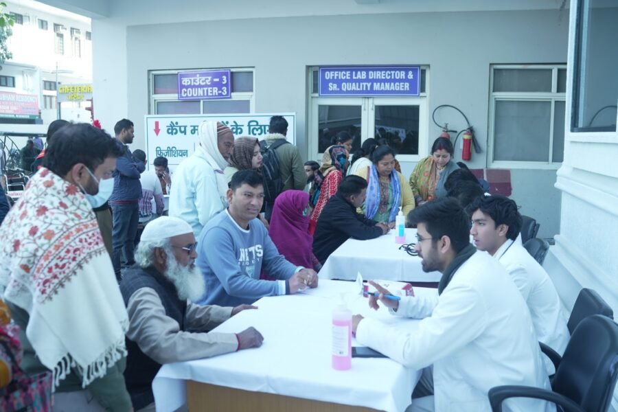  श्री महंत देवेन्द्र दास जी महाराज के जन्मदिवस पर श्री महंत इन्दिरेश अस्पताल के निःशुल्क स्वास्थ्य शिविर में 5304 मरीजों ने उठाया लाभ