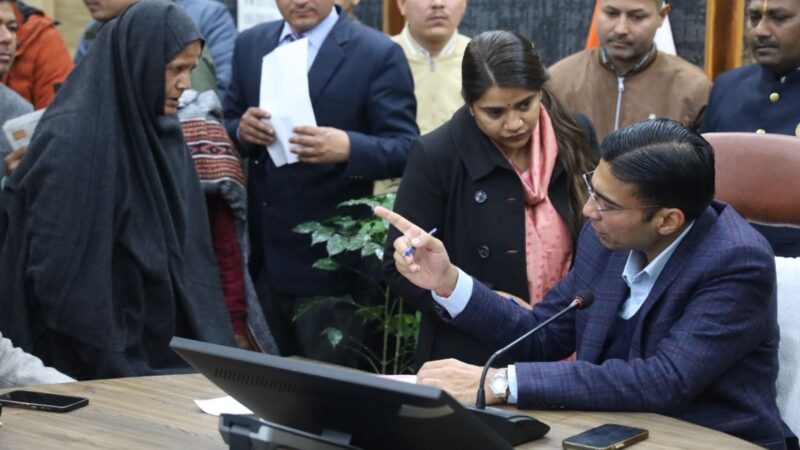 जनता दर्शन में बुजुर्ग महिला की गुहार पर डीएम का त्वरित एक्शन, 27 माह का पेयजल बिल सेटल, जिला प्रशासन किया भुगतान