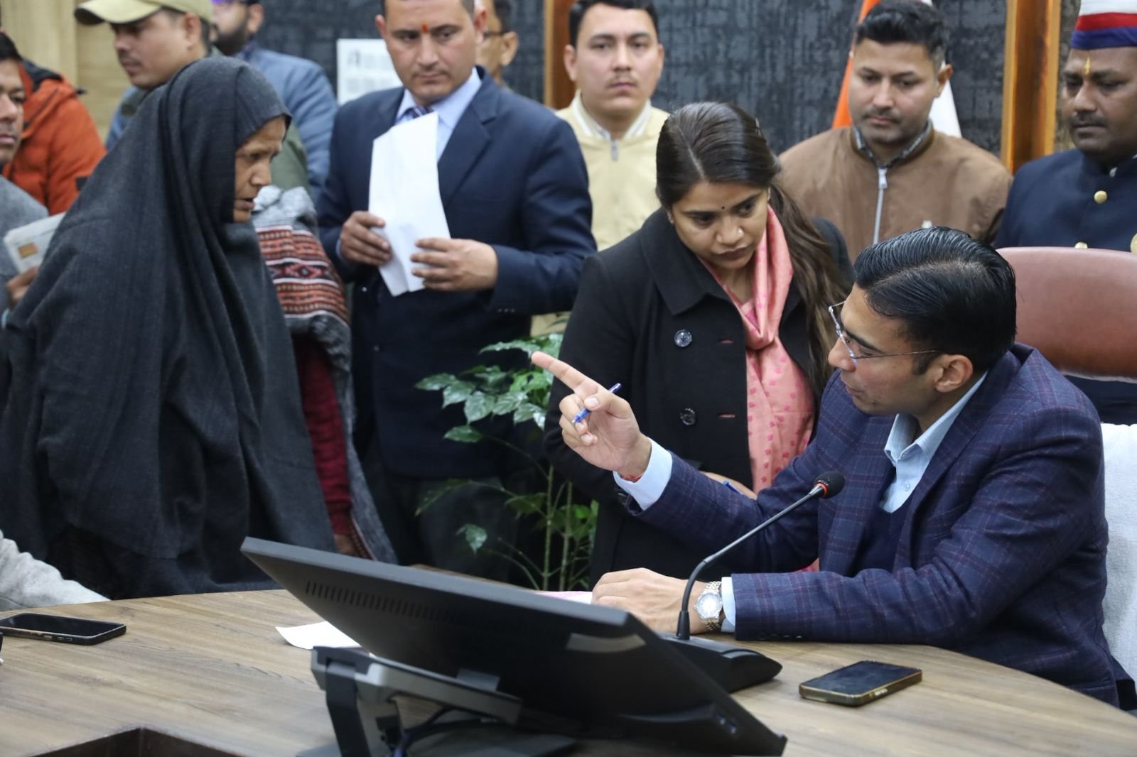 जनता दर्शन में बुजुर्ग महिला की गुहार पर डीएम का त्वरित एक्शन, 27 माह का पेयजल बिल सेटल, जिला प्रशासन किया भुगतान