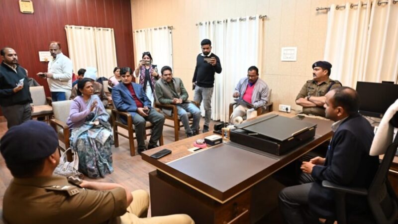 डीएम व एसएसपी ने मृतक पत्रकार आश्रितों को किए आर्थिक सहायता के चैक वितरित