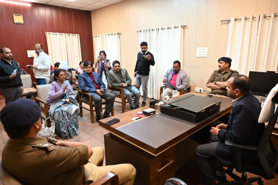 डीएम व एसएसपी ने मृतक पत्रकार आश्रितों को किए आर्थिक सहायता के चैक वितरित