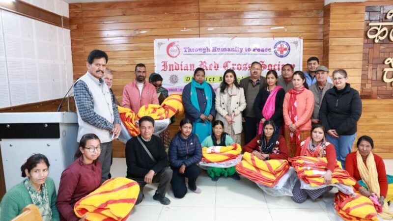 ठंड से राहत : डीएम स्वाति एस. भदौरिया ने जरूरतमंद परिवारों को वितरित की राहत सामग्री