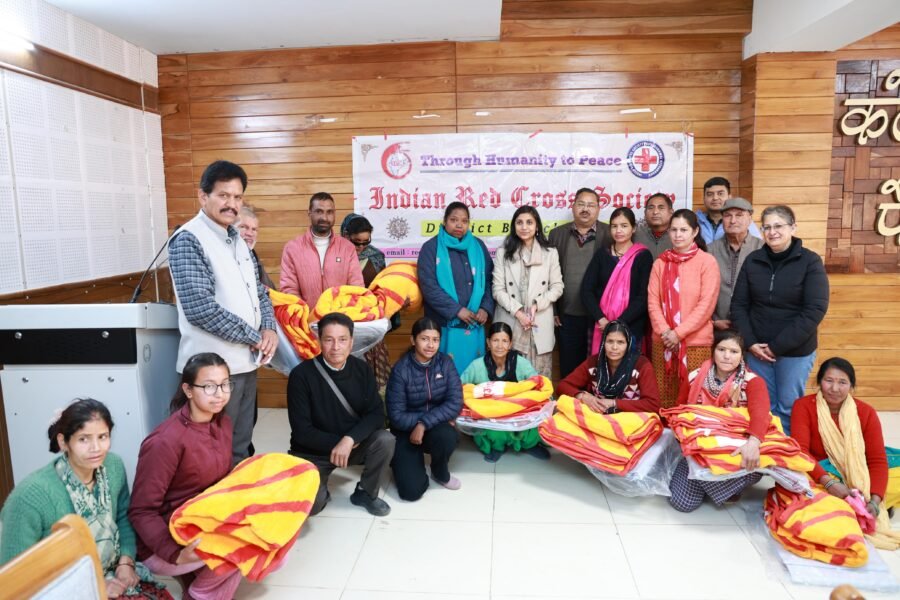 ठंड से राहत : डीएम स्वाति एस. भदौरिया ने जरूरतमंद परिवारों को वितरित की राहत सामग्री