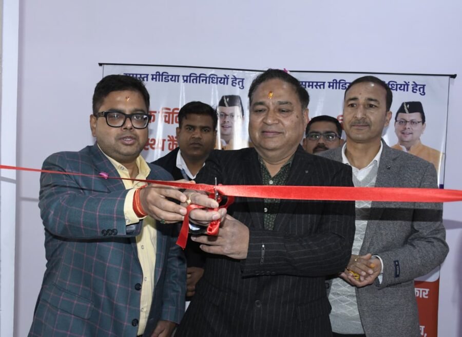 मुख्यमंत्री पुष्कर सिंह धामी के निर्देश पर हल्द्वानी मीडिया सेंटर में पत्रकारों के लिए लगाया गया निःशुल्क स्वास्थ्य शिविर