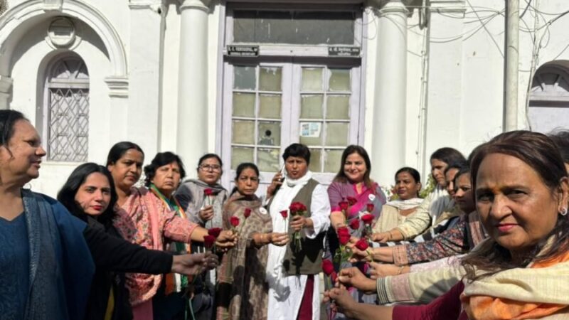 अनोखा विरोध : बैरिकेड्स में रुका गुलाब, दिल्ली महिला कांग्रेस ने शांतिपूर्ण धरने से दिया लोकतांत्रिक संदेश