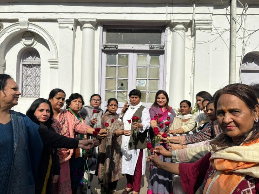 अनोखा विरोध : बैरिकेड्स में रुका गुलाब, दिल्ली महिला कांग्रेस ने शांतिपूर्ण धरने से दिया लोकतांत्रिक संदेश