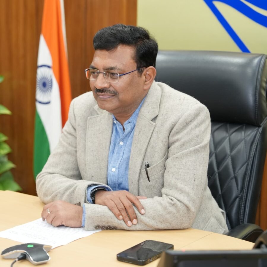 मुख्य सचिव आनन्द बर्द्धन की अध्यक्षता में राज्य आपदा मोचन निधि एवं राज्य आपदा न्यूनीकरण निधि मद के अन्तर्गत प्राप्त प्रस्तावों के अनुमोदन के लिए राज्य कार्यकारिणी समिति की बैठक आयोजित