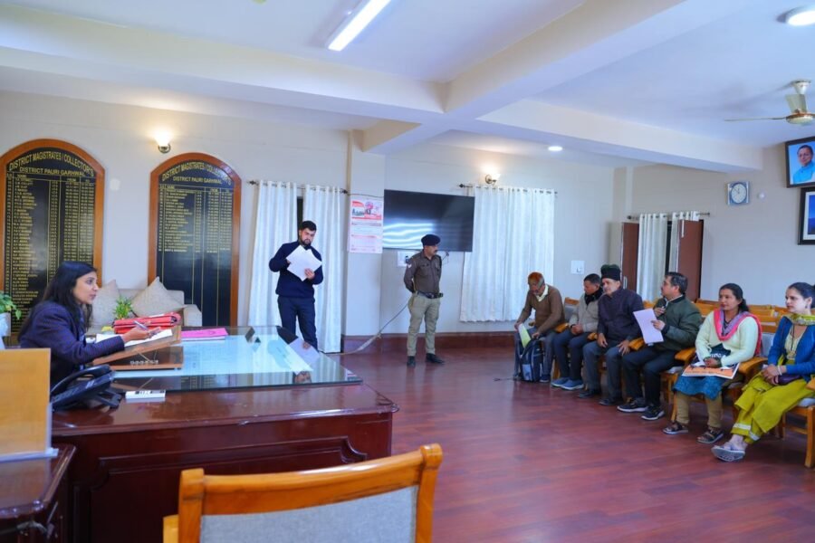 डीएम स्वाति एस. भदौरिया ने सुनीं आमजन की समस्याएं, शिकायतों के त्वरित समाधान के लिए दिए सख्त निर्देश, EE जल संस्थान से स्पष्टीकरण तलब