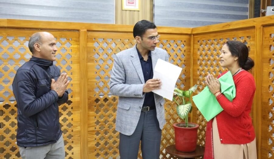 जिला प्रशासन की सख्त कार्रवाई से 15 वर्षों बाद THDC विस्थापित परिवार को मिला न्याय, अटक फार्म में आवंटित भूमि पर दिलाया गया कब्जा