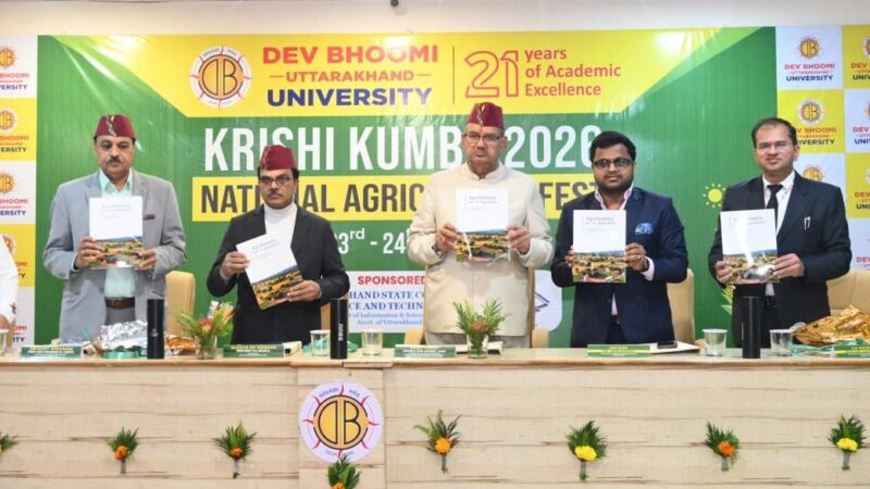 देवभूमि उत्तराखण्ड विश्वविद्यालय द्वारा आयोजित कृषि कुम्भ में प्रगतिशील किसानों को सम्मानित करते कृषि मंत्री गणेश जोशी