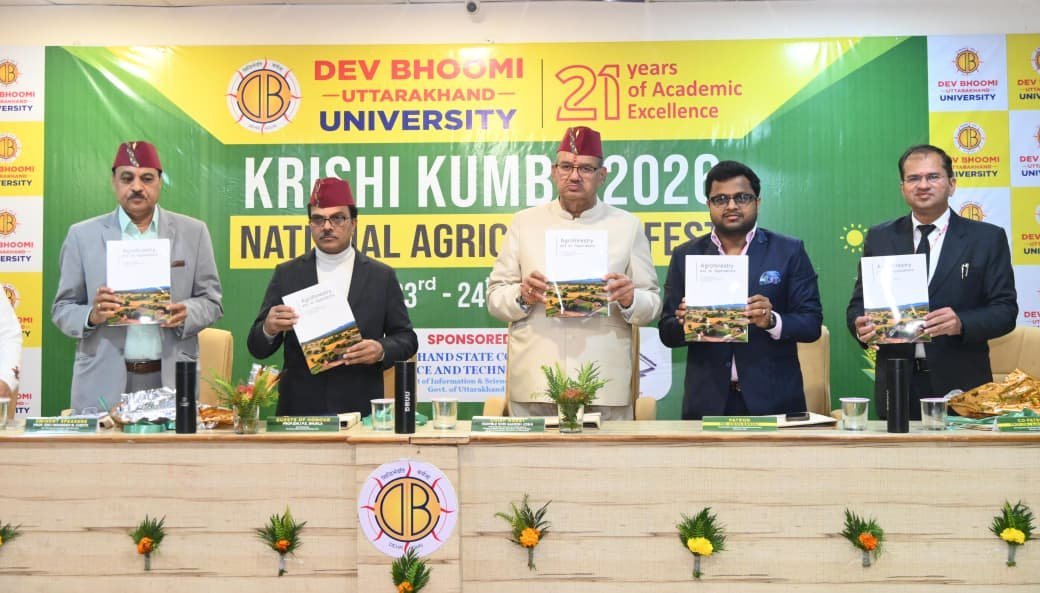 देवभूमि उत्तराखण्ड विश्वविद्यालय द्वारा आयोजित कृषि कुम्भ में प्रगतिशील किसानों को सम्मानित करते कृषि मंत्री गणेश जोशी