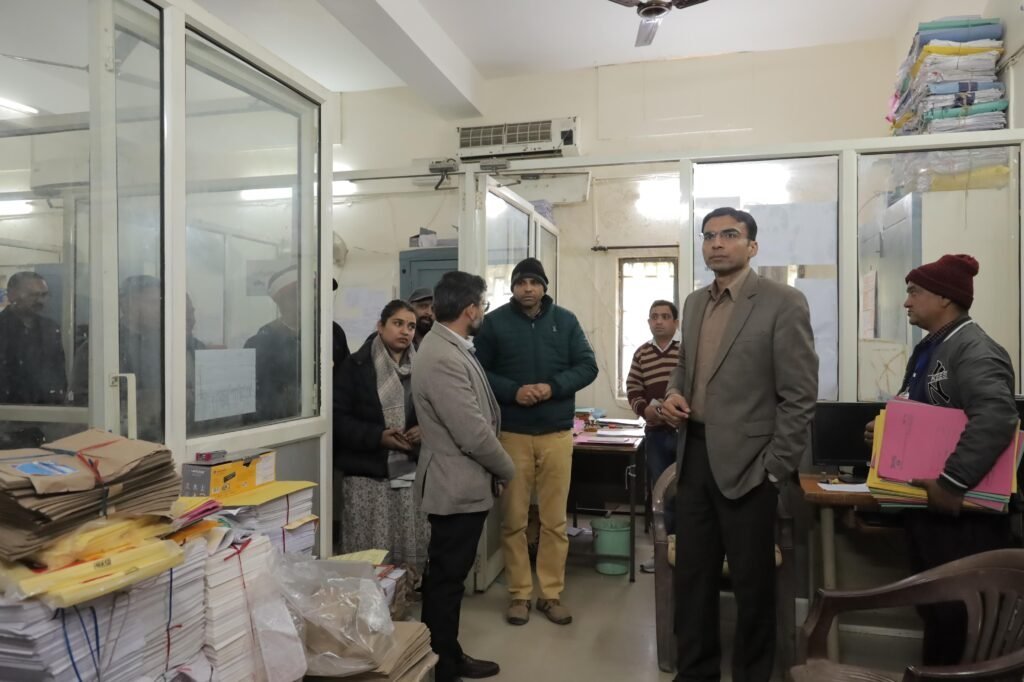 डीएम ने पकड़ा कूटरचित दस्तावेज से भूमि क्रय-विक्रय मामला, बिल्डर्स क्रेता-विक्रेता पर संगीन धाराओं में मुकदमा दर्ज