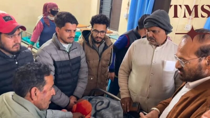 क्वानू-मीनस मोटर मार्ग बस हादसे में घायलों का BJP नेता रामशरण नौटियाल ने अस्पताल पहुंचकर जाना हाल