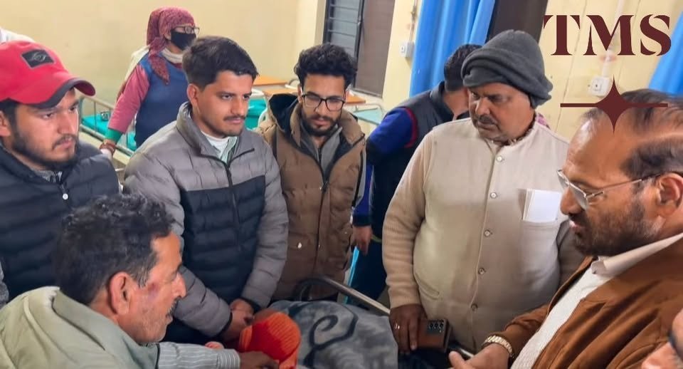 क्वानू-मीनस मोटर मार्ग बस हादसे में घायलों का BJP नेता रामशरण नौटियाल ने अस्पताल पहुंचकर जाना हाल