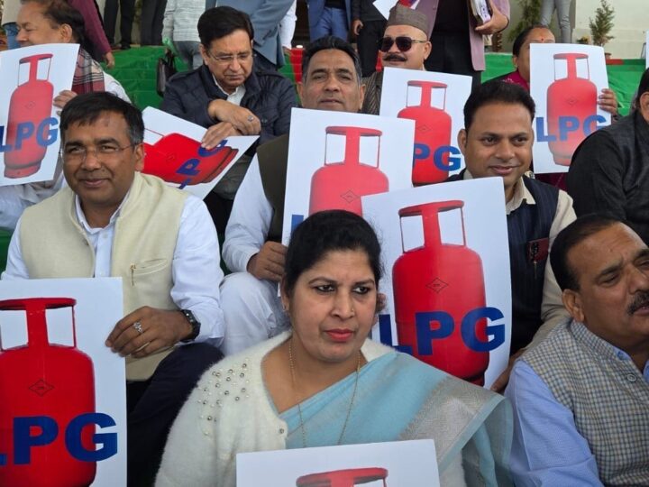कांग्रेस विधायकों ने रसोई गैस संकट पर सरकार को घेरा