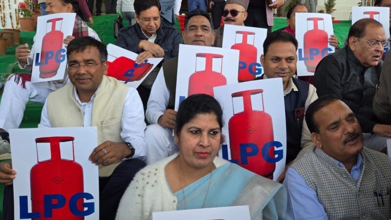 कांग्रेस विधायकों ने रसोई गैस संकट पर सरकार को घेरा