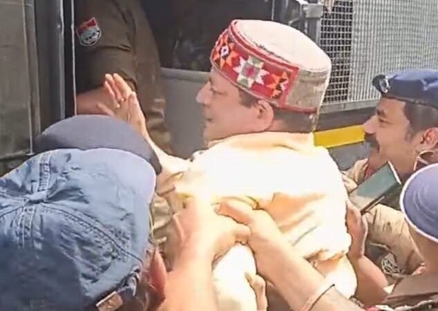 उक्रांद नेता काशी सिंह ऐरी व पुष्पेश त्रिपाठी को पुलिस ने पांडुवाखाल में किया गिरफ्तार