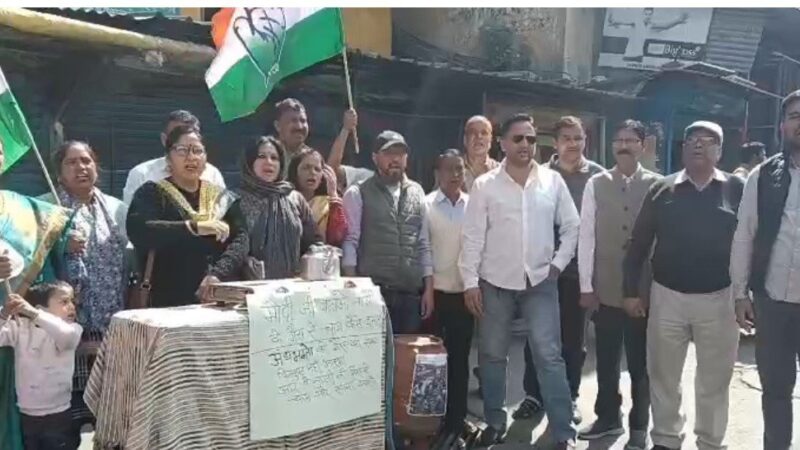 रसोई गैस संकट को लेकर कांग्रेस का अनोखा प्रदर्शन, गटर गैस से चाय-पकोड़े बनाकर जताया विरोध