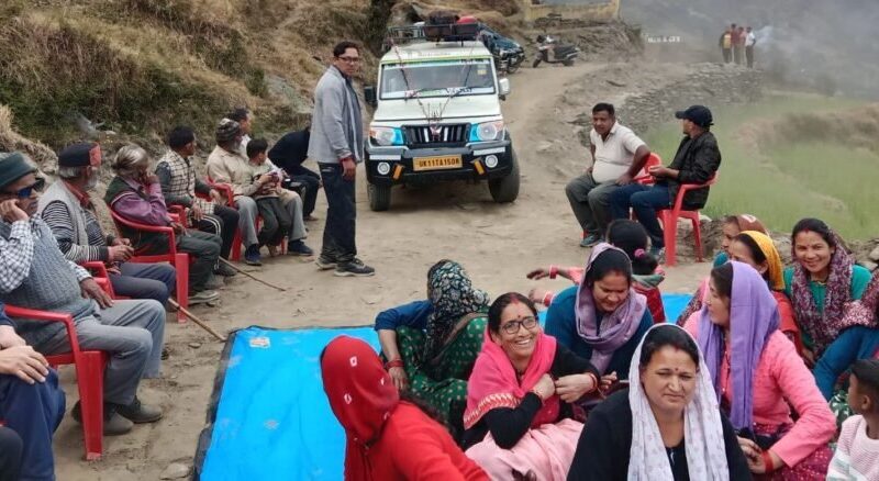 डुंगर के ग्रामीणों ने सिस्टम को दिखाया आईना, बना डाली सड़क