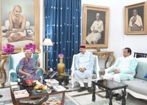 योगी आदित्यनाथ और राज्यपाल आनंदीबेन पटेल से मिले बीकेटीसी अध्यक्ष और पर्यटन मंत्री सतपाल महाराज, चारधाम यात्रा का न्योता, संपत्ति विनिमय पर चर्चा