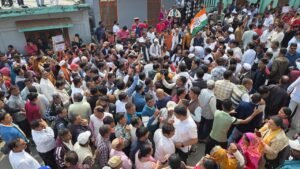 भराड़ीसैण में कांग्रेस का विधानसभा घेराव, बैरियर तोड़े, पुलिस से हुई तीखी झड़प