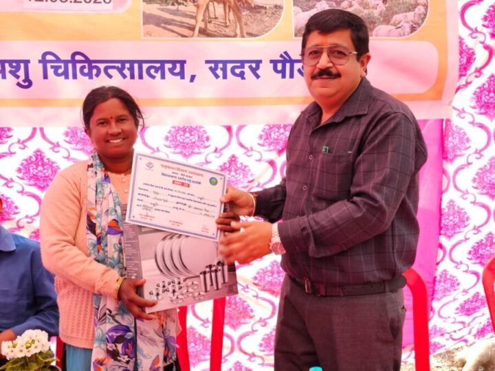 नीलम देवी की गाय बनी चैंपियन, पशुपालकों को दिए गए पुरस्कार