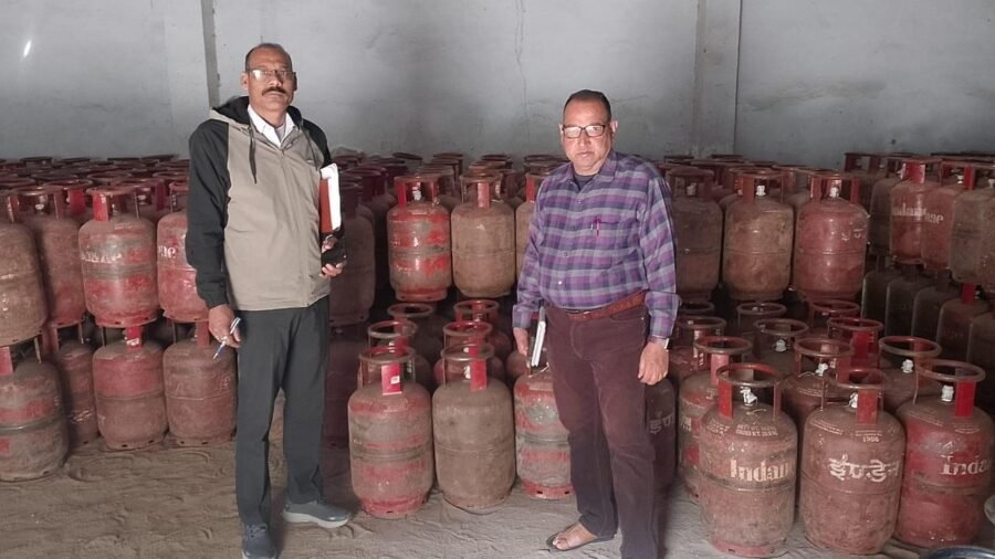 घरेलू गैस की कमी की अफवाहों पर प्रशासन सख्त, 78 प्रतिष्ठानों का औचक निरीक्षण; 3 सिलेंडर जब्त