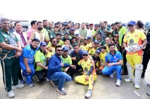 सीएम धामी ने किया अंतर क्रिकेट टूर्नामेंट का शुभारंभ, खिलाड़ियों संग खेलकर बढ़ाया उत्साह