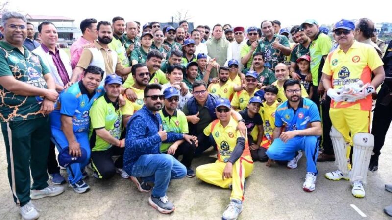 सीएम धामी के शॉट से गूंजा मैदान, उत्तरांचल प्रेस क्लब क्रिकेट टूर्नामेंट का भव्य आगाज़
