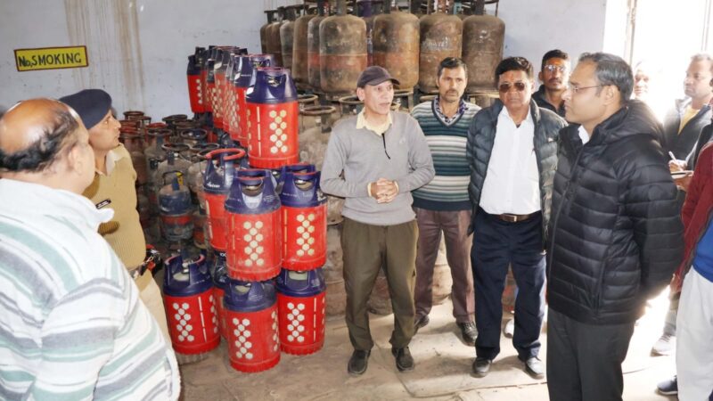 चमोली में डीएम गौरव कुमार का गैस एजेंसियों पर औचक निरीक्षण, कहा – अफवाहों से बचें, पैनिक बुकिंग न करें