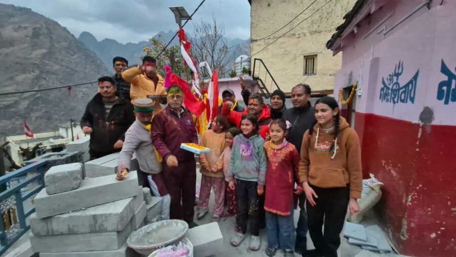 नृसिंह मंदिर में भक्ति के रंगों के साथ होली का आगाज़