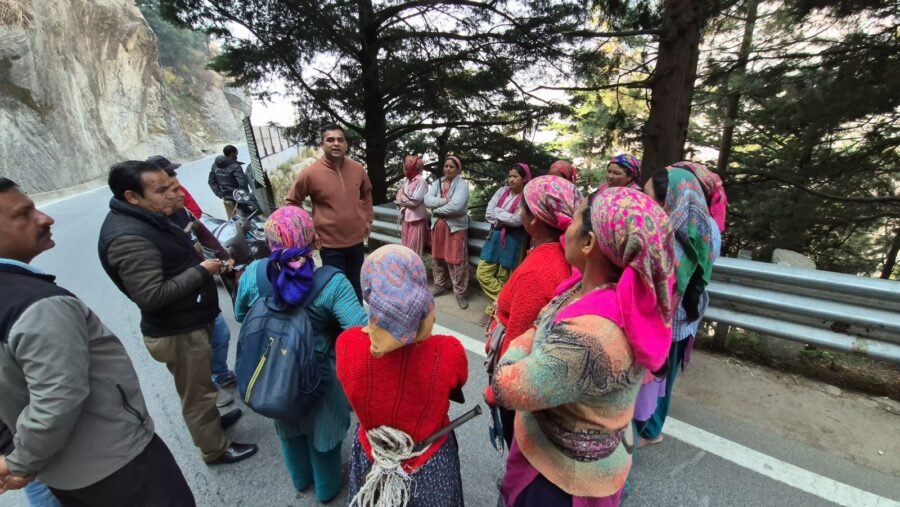 सिंहधार वार्ड की महिलाओं ने कूड़ा डंपिंग यार्ड के खिलाफ खोला मोर्चा