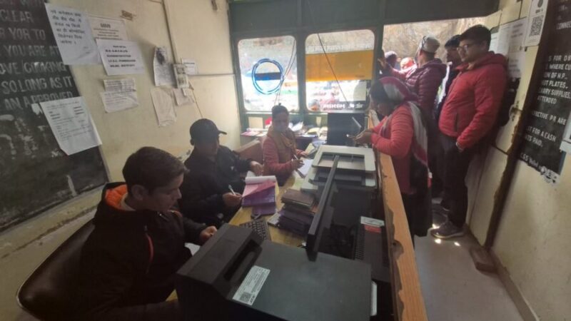 चमोली : पर्वतीय क्षेत्रों में रसोई गैस आपूर्ति पटरी पर, OTP समस्या के बीच ऑफलाइन बुकिंग से मिली राहत