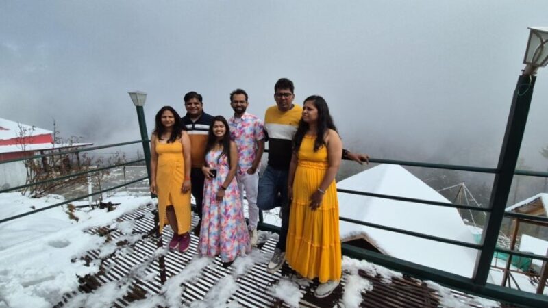 मार्च में कुदरत की मेहरबानी : औली में बर्फबारी से खिले पर्यटकों के चेहरे