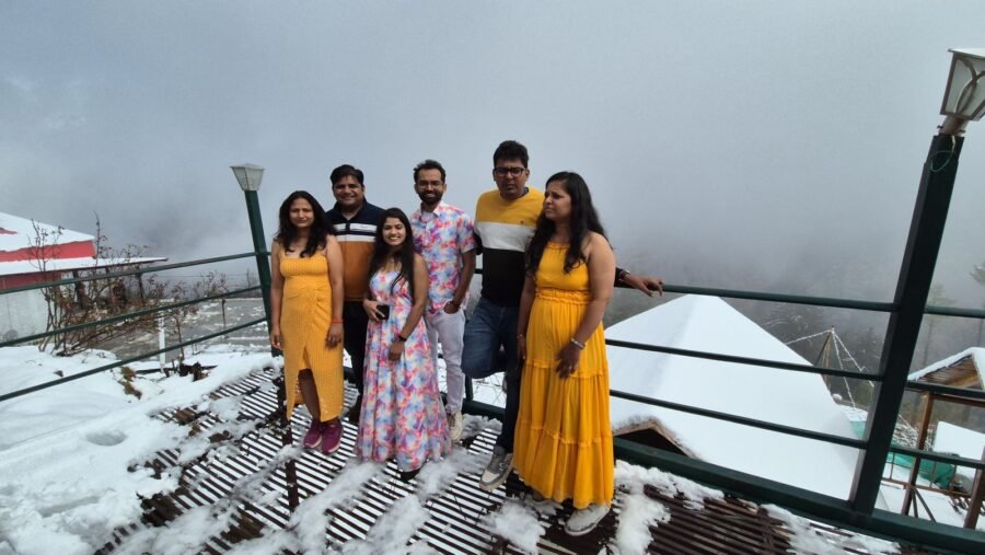 मार्च में कुदरत की मेहरबानी : औली में बर्फबारी से खिले पर्यटकों के चेहरे