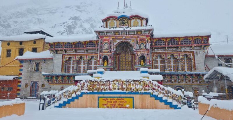 भू-बैकुंठ बद्रीनाथ धाम में भारी बर्फबारी, सुरक्षित स्थानों पर भेजे गए 100 से अधिक लोग